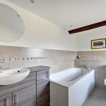 Comfortable Holiday With Manicured Garden At Элтеруотер