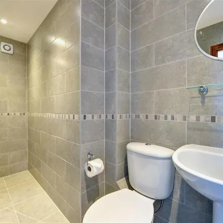 Comfortable Holiday With Manicured Garden At * Элтеруотер